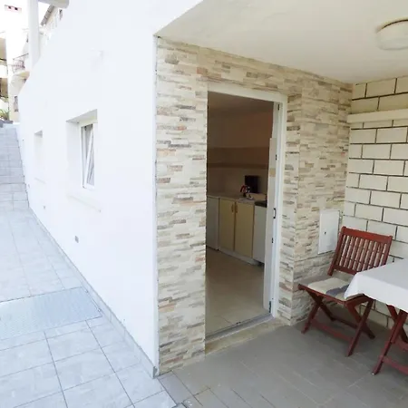 Kleines Im Erdgeschoss Apartman Rabac